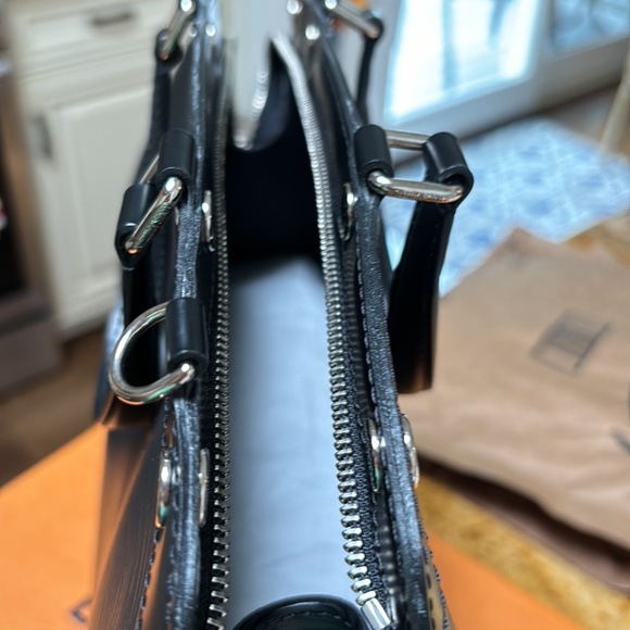 Authentic Louis Vuitton Medium Black Epi Bag is in perfect condition - Picture 9 of 14